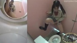 日本疯狂学生妹各种姿势尿尿