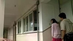 上海大學文佳在校園樓梯口打砲
