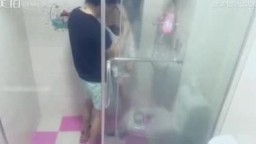 最近火爆的极品网红美乳女神鹿少女在家准备洗澡时被来串门的邻居侵犯