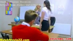 Brazzers-女學生在教室裡被狠狠地操