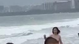 女子三亞灣沙灘裸拍