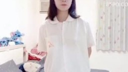      可愛四眼妹妹脫校服自拍   