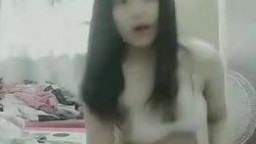      可愛大奶小妹妹脫光光自拍   